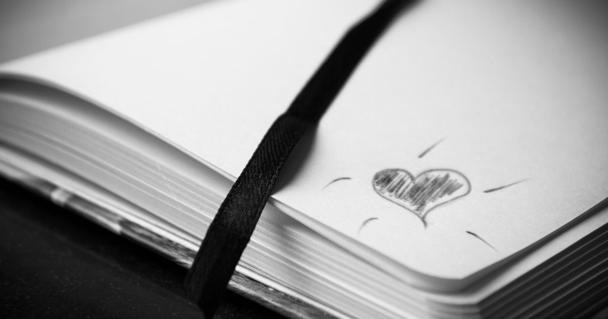 書き込みがある本が買取対象か確認しているイメージ