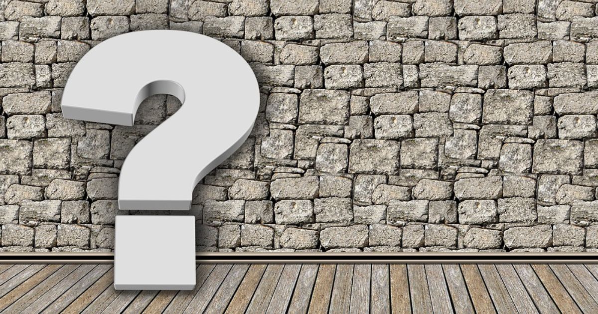 専門書アカデミーが怪しいか不安で確認しているイメージ