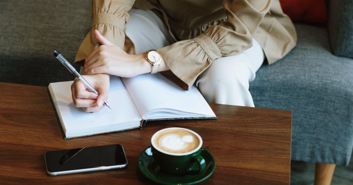 専門書アカデミーの良い評判や口コミを確認しているイメージ