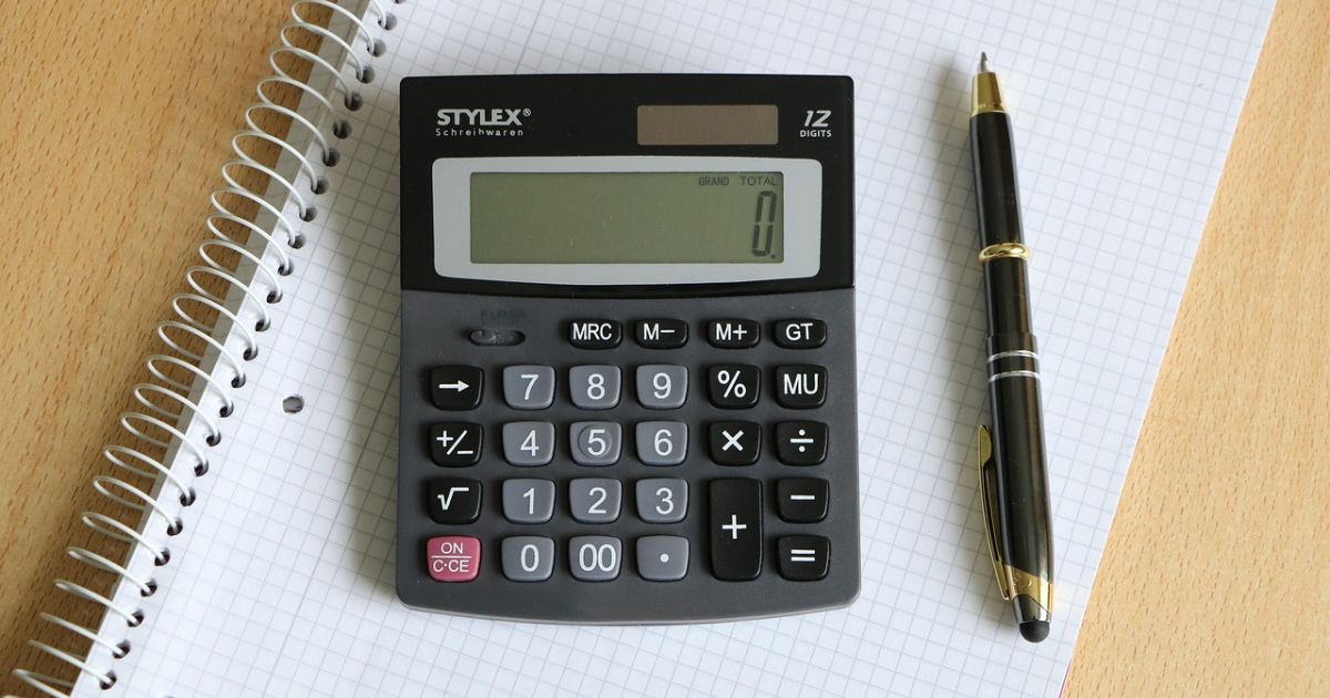 専門書アカデミーの評判が分かれる理由を整理しているイメージ